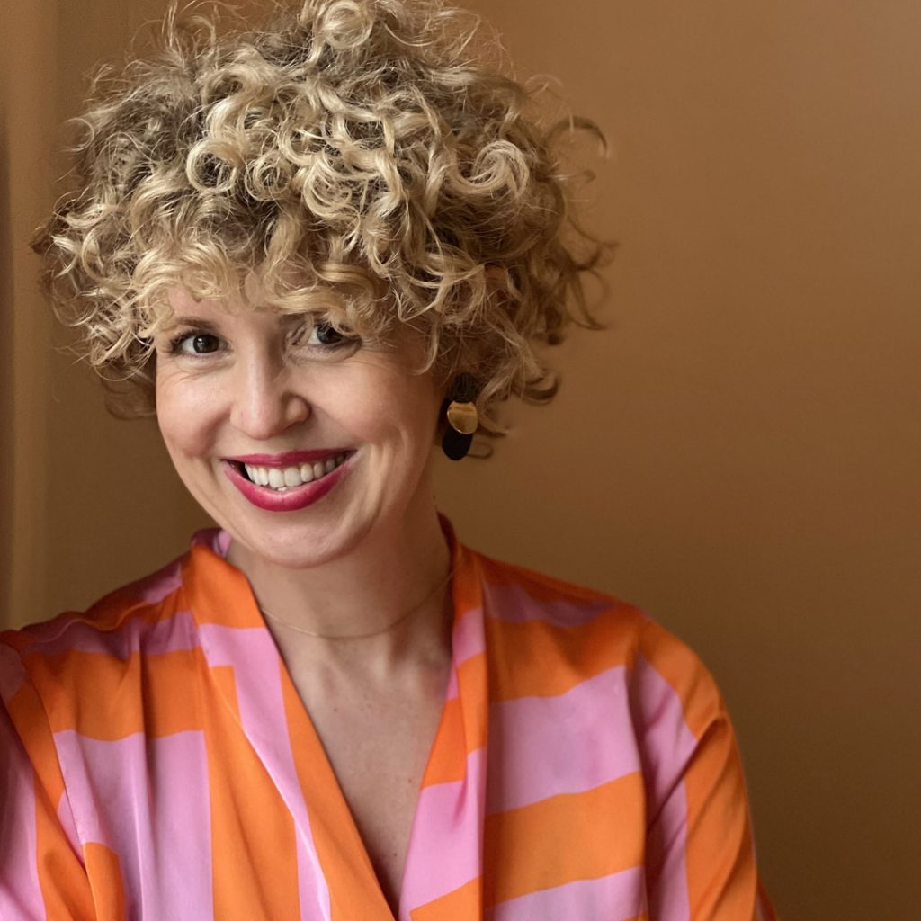 Lockenzimmer Annika cut&curl München Annika Erroi-Golling Frisör Friseur Coiffeur Friedberg Augsburg Experte Expertin für Locken & bewegtes Haar 20 Jahre Erfahrung Friseursalon Portrait